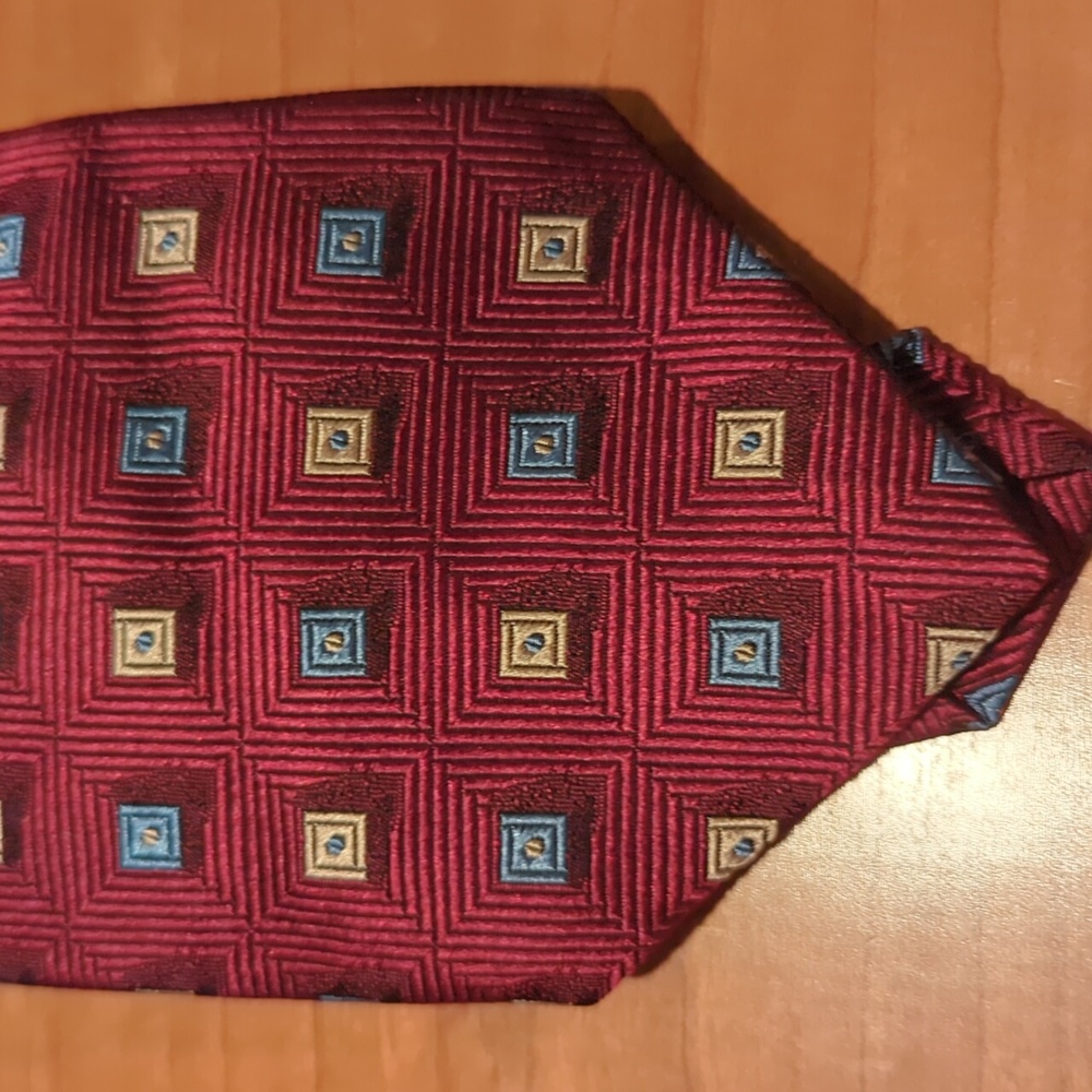 Maroon XMI geometric silk tie NEW with tag.